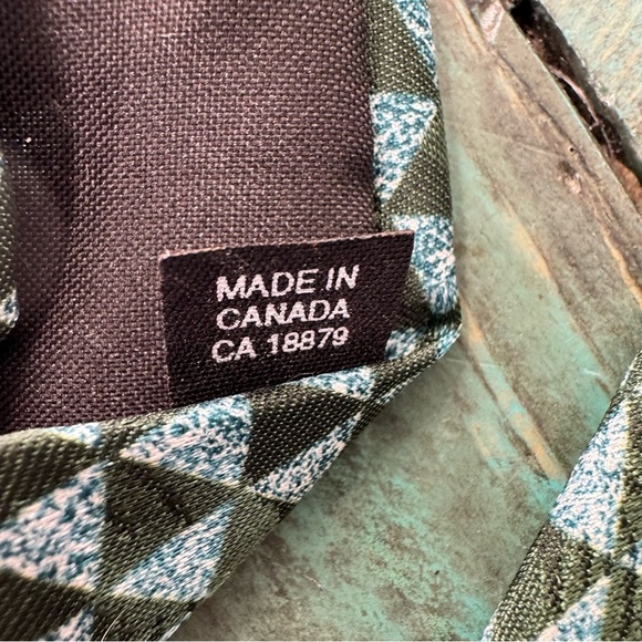 Vintage Looney Tunes Taz Tasmanian Devil Tie Made in Canada - Picture 10 of 10